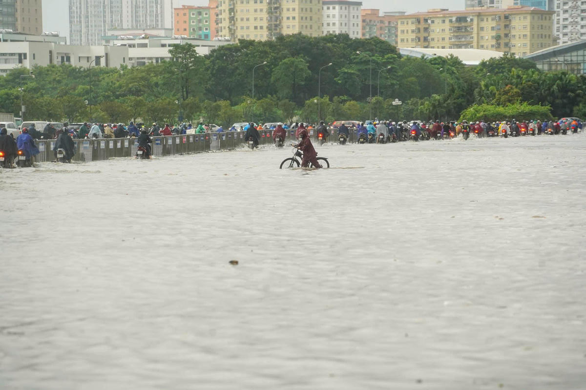 Hình ảnh mặt đường biến 'thành sông'.