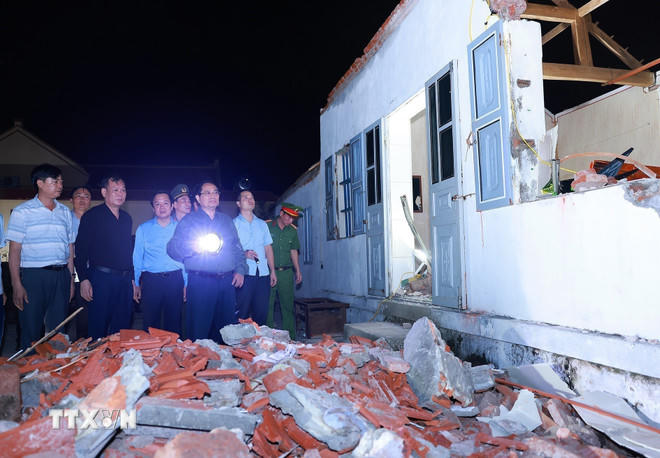 Tối 30/9, Thủ tướng Phạm Minh Chính đã đến tỉnh Ninh Bình (khu vực tỉnh Nam Định cũ) thăm, động viên nhân dân và kiểm tra công tác khắc phục hậu quả, ổn định đời sống nhân dân bị ảnh hưởng nặng nề do bão số 10 (Bualoi) và hoàn lưu của bão gây ra. (Ảnh: Dương Giang/TTXVN).