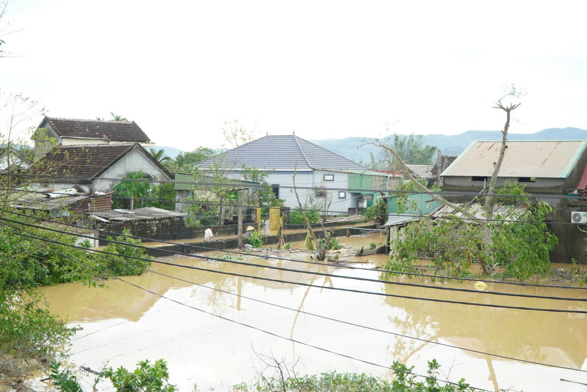 Bão số 10 đi qua đã để lại hậu quả nghiêm trọng tại Nghệ An. Mưa lớn kéo dài khiến nhiều phường, xã chìm trong biển nước, đời sống người dân đảo lộn. Ảnh: Quốc Thanh