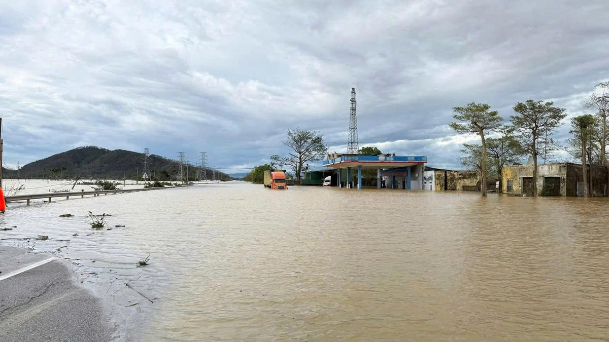 Quốc lộ 1A qua phường Bắc Hồng Lĩnh (Hà Tĩnh) bị ngập sâu. Ảnh: CAHT.