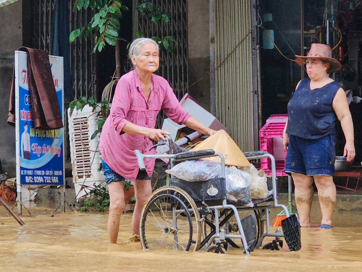 Ngay trong đêm 29/9, khi nước sông Mã dâng cao, lực lượng chức năng đã túc trực tại các điểm xung yếu, sẵn sàng sơ tán người dân nếu cần thiết. Nhờ có sự chủ động nên thiệt hại về tài sản được giảm thiểu, người dân an toàn tuyệt đối. Ảnh: Đình Minh