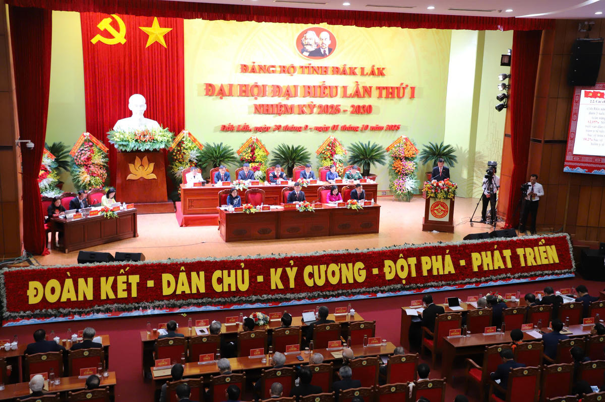 Đoàn Chủ tịch Đại hội Đại biểu tỉnh Đắk Lắk lần thứ I. Ảnh: TT.