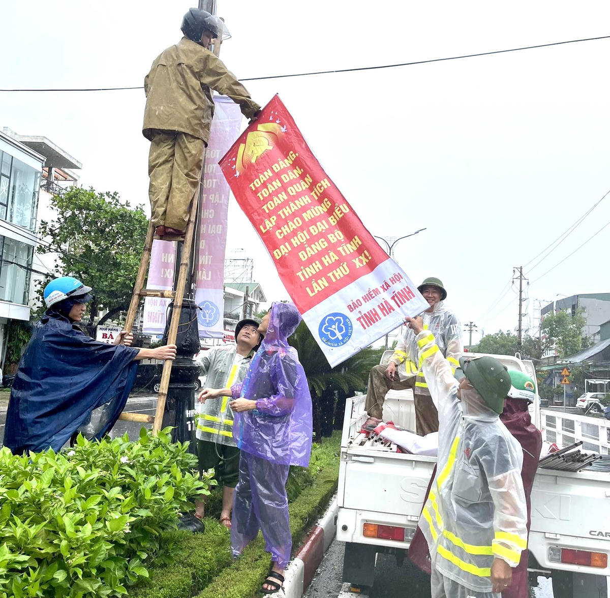 Hệ thống pano, áp phích được lực lượng Công an phường Thành Sen, tỉnh Hà Tĩnh hỗ trợ treo lại nhanh chóng. Ảnh: HN.