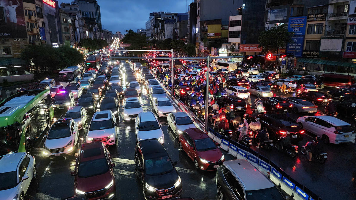 Đến khoảng 18h30, tại khu vực đường Vành đai 2 hướng về Ngã Tư Sở giao thông xảy ra ùn tắc kéo dài.