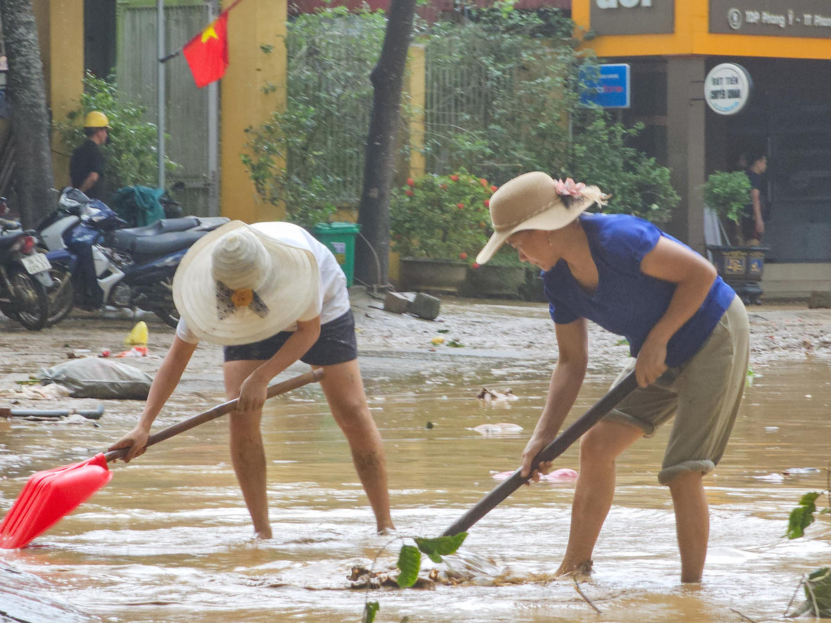 Chị Trần Thị Nga (người dân tổ Phong Ý) cho biết: Đêm qua, nước lên rất nhanh, chỉ trong vài tiếng đã ngập gần 2m. Đến trưa nay, khi nước rút, gia đình chị cùng hàng xóm nhanh chóng dọn dẹp để xóa sổ lớp bùn dày và trơn trượt này. Ảnh: Đình Minh