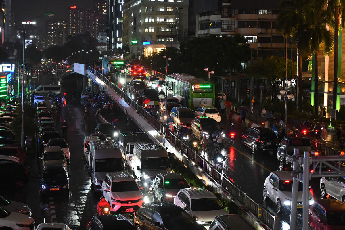 Giao thông Hà Nội vẫn kẹt cứng vì ngập úng.