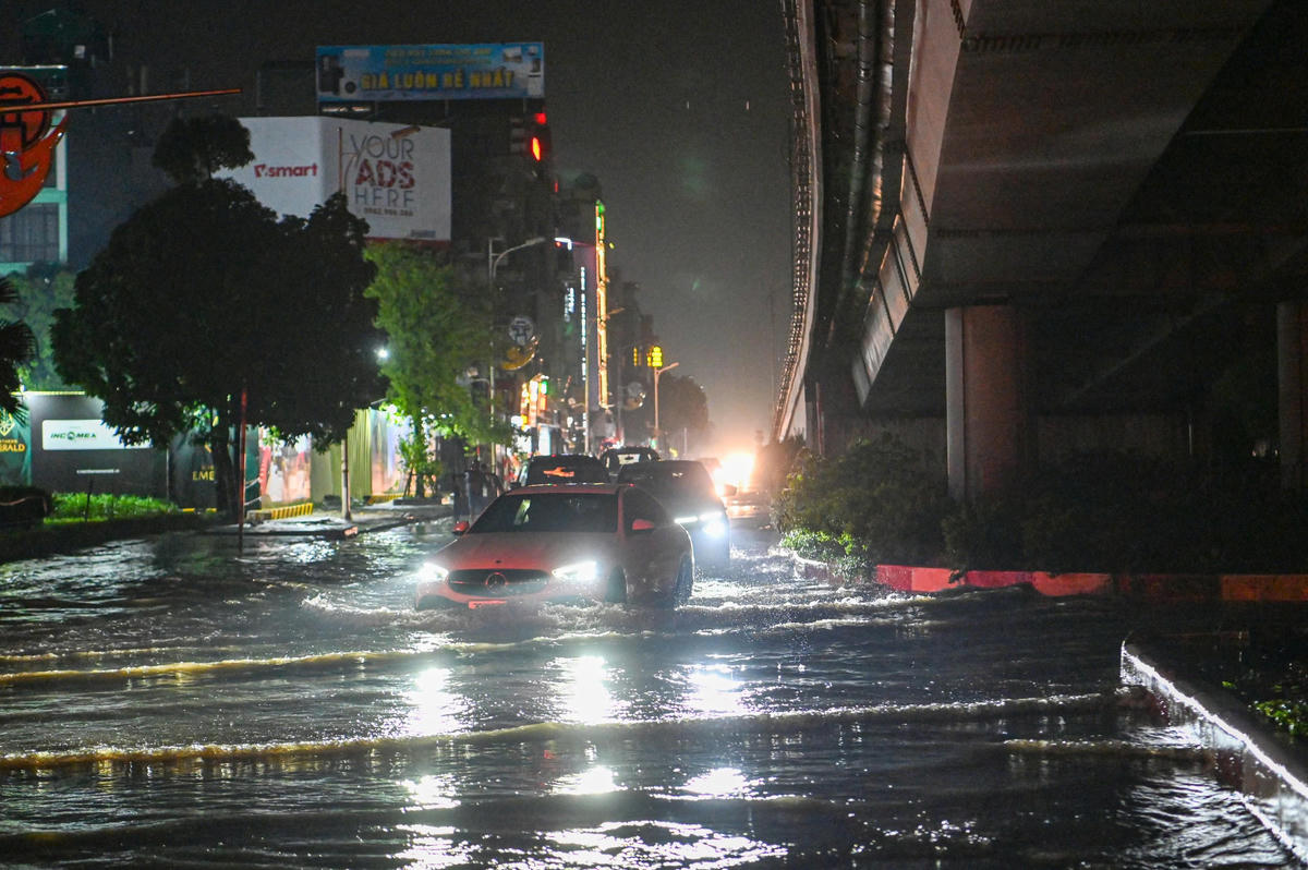 Theo ghi nhận của PV Báo Đại đoàn kết khoảng 22h15, khu vực cầu Vĩnh Tuy đoạn nút giao Cổ Linh tiếp tục có mưa lớn. Các hướng đi đều bị ngập sâu từ 40-50cm. Nhiều phương tiện không thể di chuyển, chết máy.