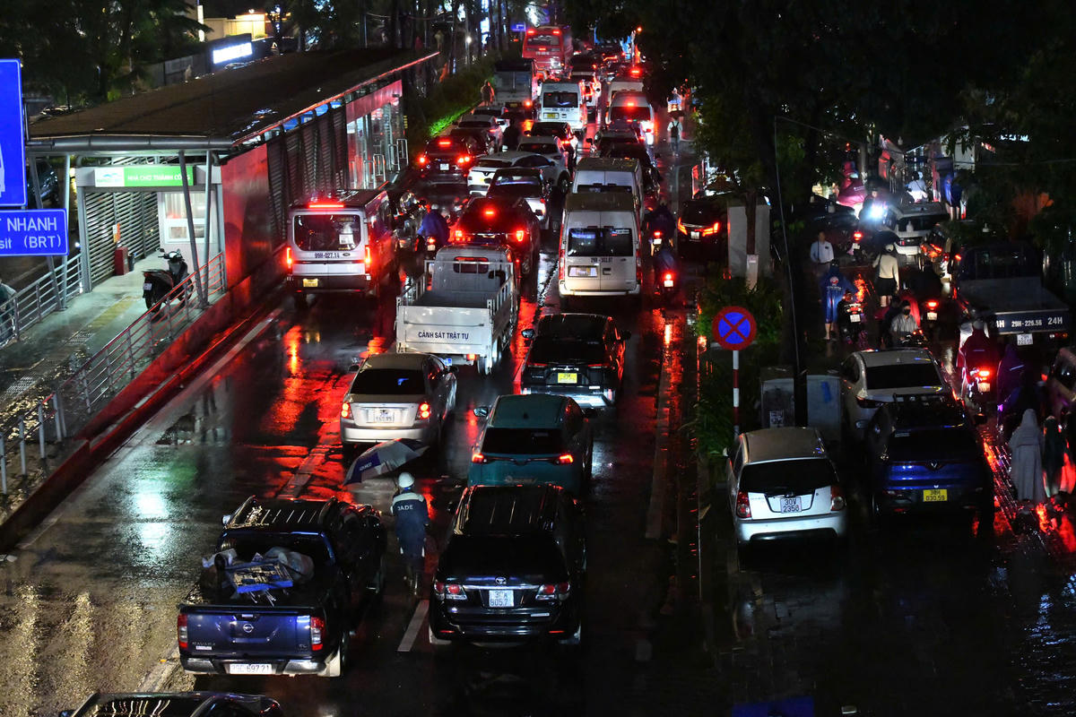 Từng dòng xe nối đuôi nhau quay trở về nhà.