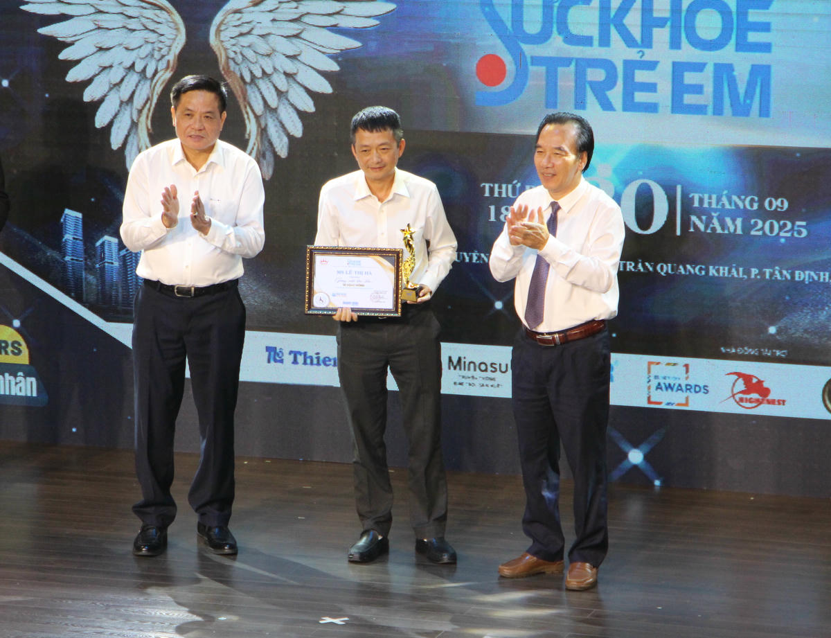 Ông Ngô Sách Thực trao bảng tri ân tới các mạnh thường quân. Ảnh: Q.Đ.