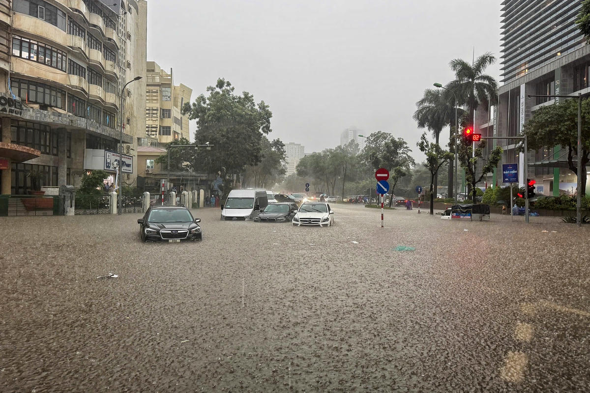Theo ghi nhận của PV Báo Đại đoàn kết, mưa lớn gây ngập úng, tại tuyến đường Thái Hà - Láng Hạ xuất hiện hàng loạt ô tô 'chết máy' nằm 'la liệt'.