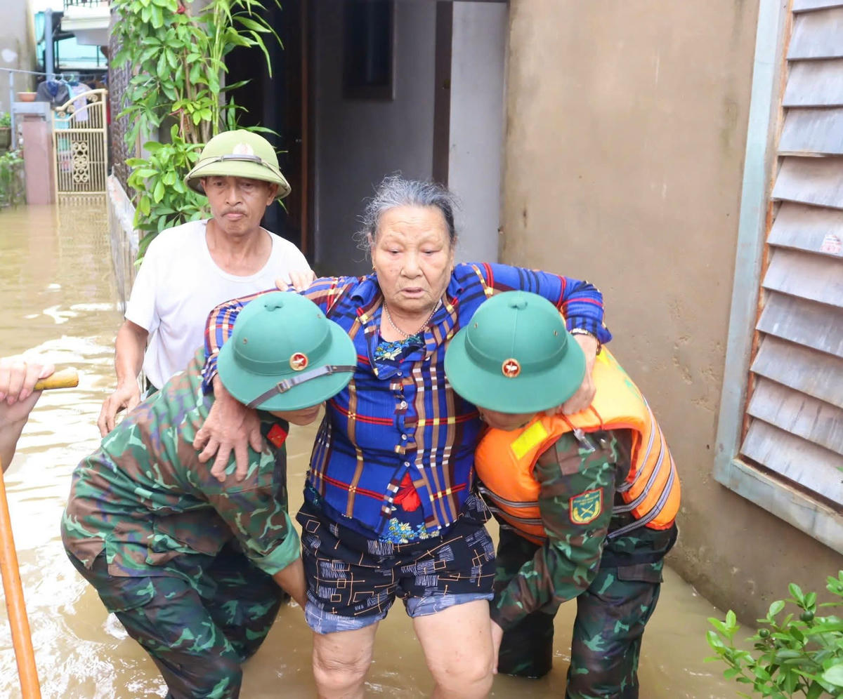 Tại phường Thành Vinh, hiện còn 335 hộ dân bị ngập sâu từ 0,4m đến 1,5m do nước sông dâng cao, tập trung tại các khối 3, 4, 5, 6 và 8 Hưng Chính. Ảnh: FB Tuyên Giáo Thành Vinh