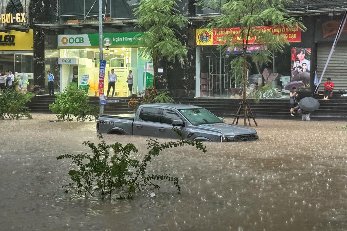 Thậm chí, nước dâng cao đã bắt đầu ngập gần tới nắp capo của một chiếc xe bán tải.