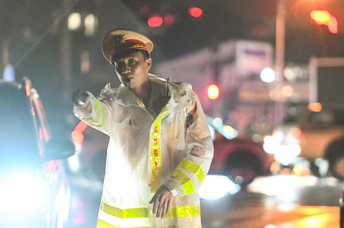 Lực lượng CSGT ứng trực ngoài đường phân luồng giao thông.