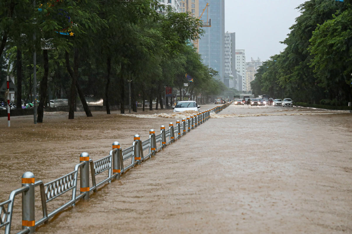 Nhiều ô tô sợ bị chết máy không dám di chuyển.