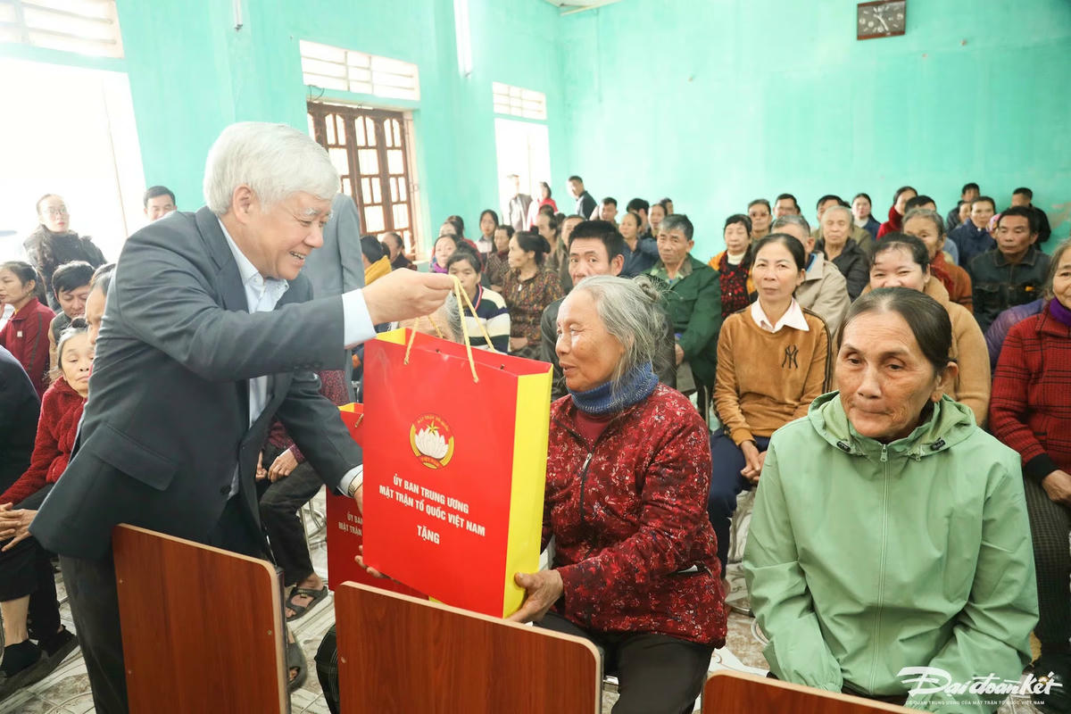 Chủ tịch UBTƯ MTTQ Việt Nam Đỗ Văn Chiến trao quà cho các hộ gia đình có hoàn cảnh khó khăn, hộ nghèo, cận nghèo tại tỉnh Nghệ An. Ảnh: Điền Bắc.