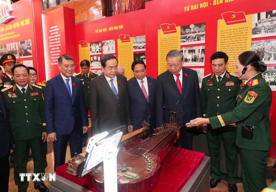 Tổng Bí thư Tô Lâm và các đại biểu tham quan triển lãm thành tựu quốc phòng. (Ảnh: Trọng Đức/TTXVN)