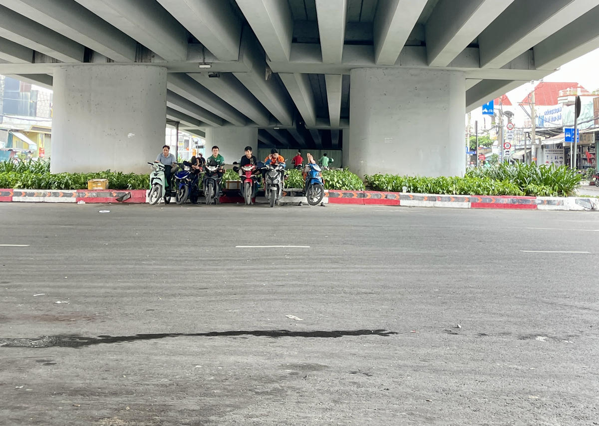 Gầm cầu vượt ở đường quốc lộ 1A và Lê Trọng Tấn rất rộng. Hiện khu vực được quy hoạch làm nơi quay đầu xe (2 làn) nhưng ít phương tiện di chuyển. Ảnh: Đ.X.