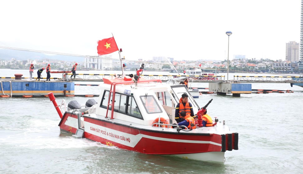 Lực lượng Cảnh sát PCCC&CNCH đưa người bị thương do sự cố lên bờ. Ảnh: Ngọc Anh.