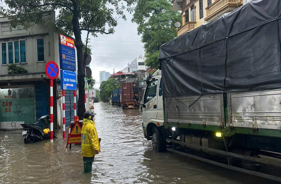 Công ty TNHH MTV Thoát nước Hà Nội cho biết, lúc 13h, về tình hình úng ngập do ảnh hưởng của mưa lớn, trên địa bàn thành phố xuất hiện 65 điểm. Để nhanh chóng, thoát nước, công ty bố trí lực lượng ứng trực tại các điểm trọng yếu để xử lý khi xảy ra úng ngập.