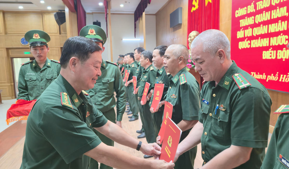 Đại tá Nguyễn Văn Tiến, Uỷ viên Ban Thường vụ, Phó Chính ủy BĐBP TP Hồ Chí Minh trao quyết định thăng quân hàm, nâng bậc lương.