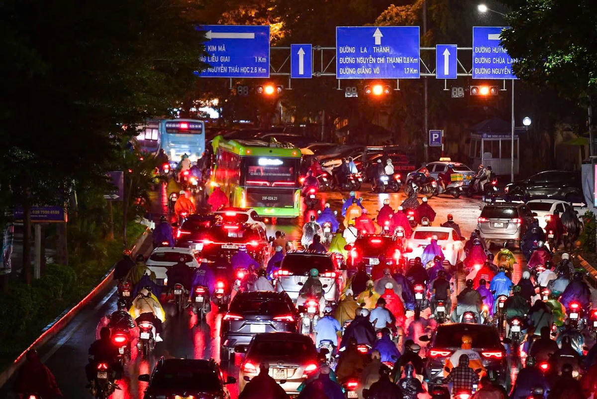 Sau trận mưa kéo dài cả ngày, giao thông Hà Nội ùn tắc nghiêm trọng