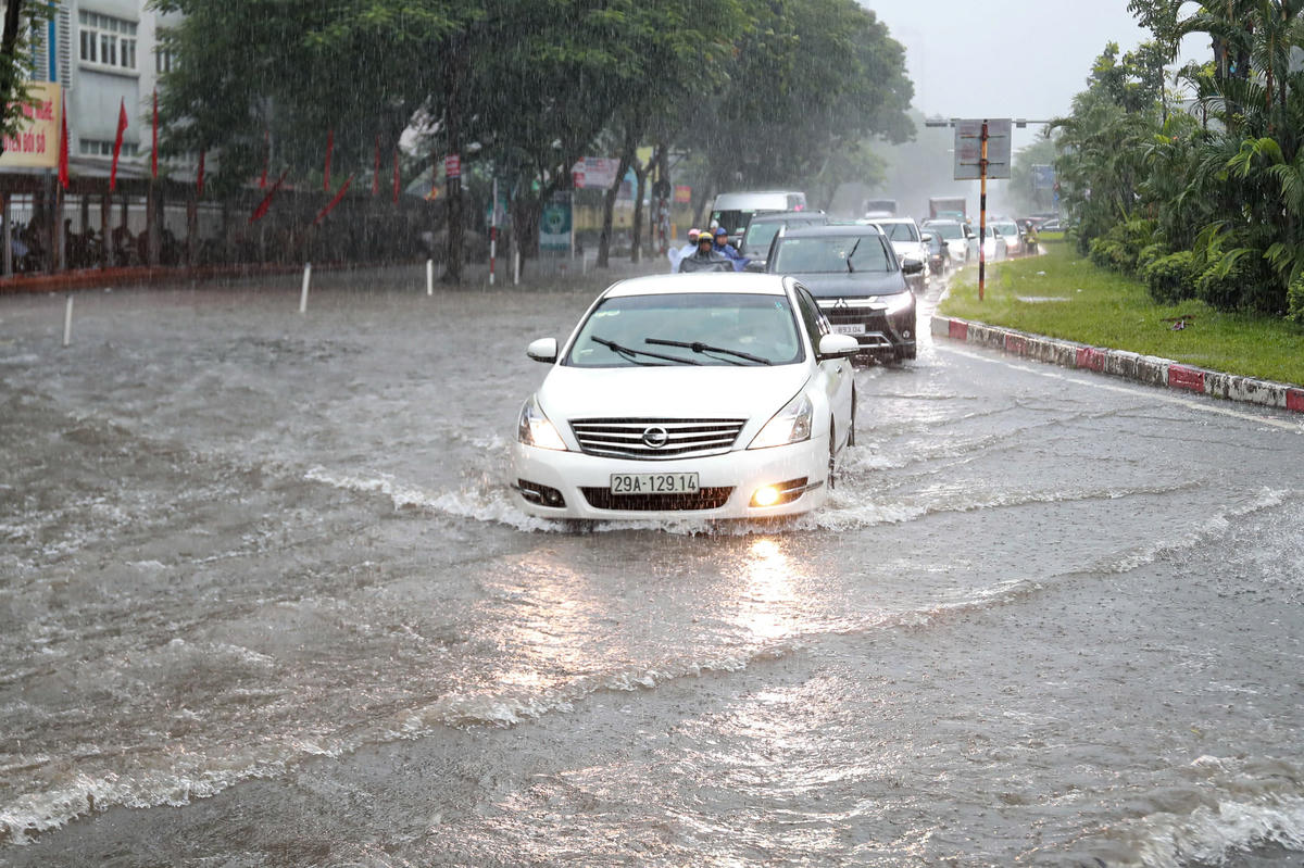 Không chỉ có xe máy, mà ô tô cũng chật vật vượt qua các vũng ngập sâu.