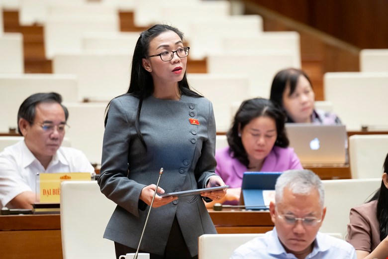 Bà Trịnh Thị Tú Anh phát biểu (Ảnh: Phạm Thắng)