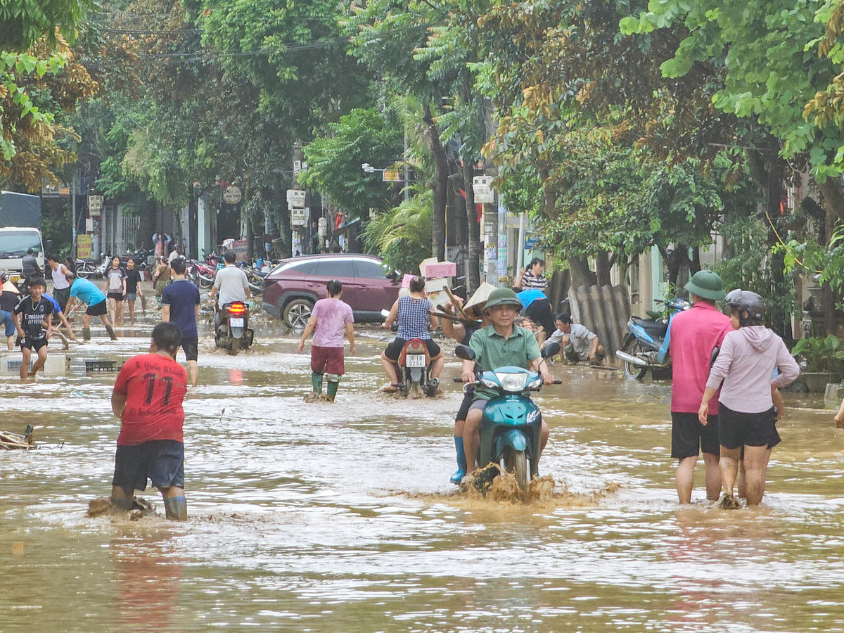 Từ tối 29/9 đến rạng sáng 30/9, nước sông Mã bất ngờ dâng cao, gây ngập lụt hàng trăm hộ dân sinh sống ven sông thuộc xã Cẩm Thủy (tỉnh Thanh Hóa). Ảnh: Đình Minh.