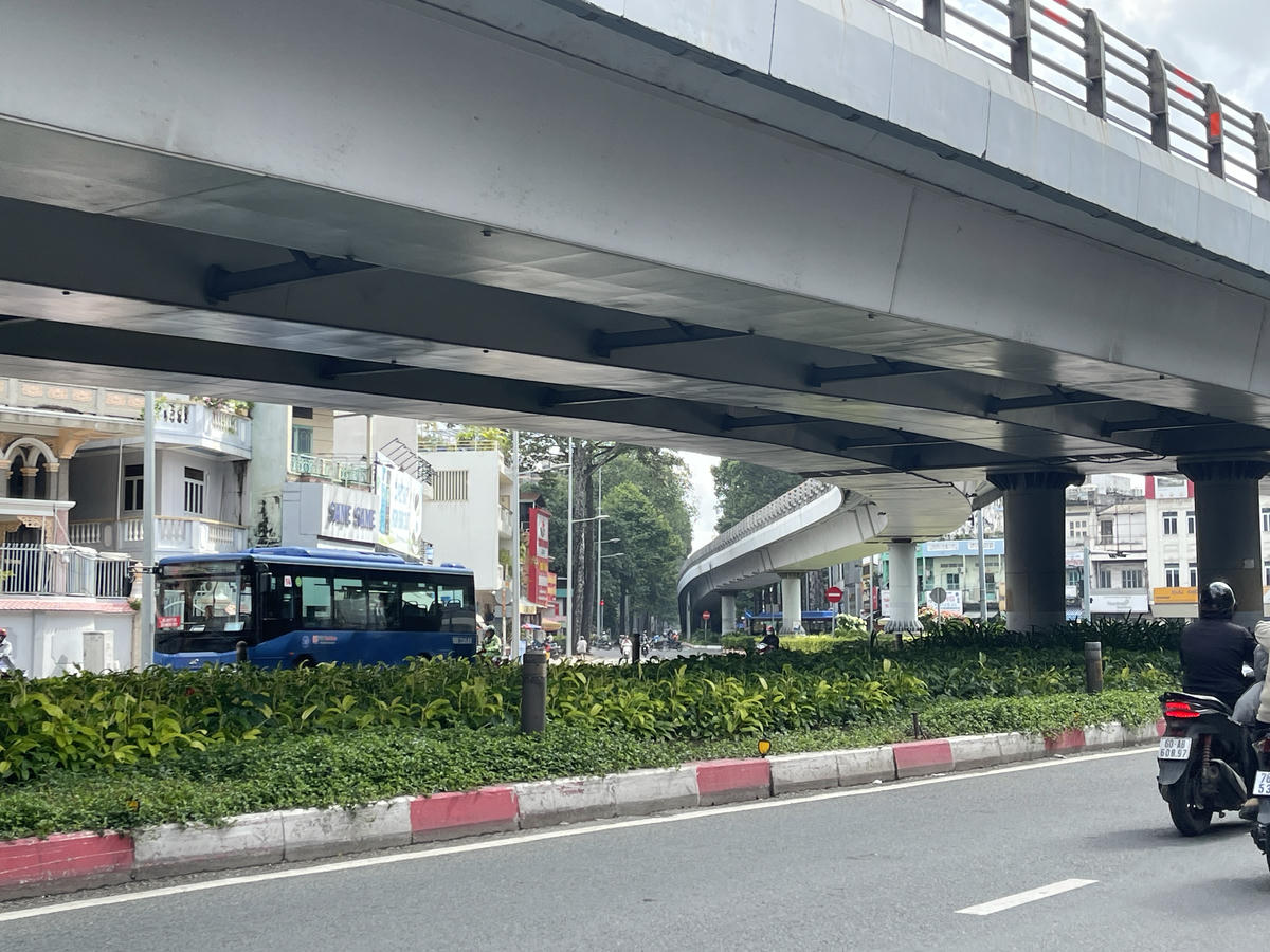 Cầu vượt ở khu vực đường 2/3 cũng có diện tích gầm cầu lớn nhưng chỉ để trồng cỏ. ảnh: Đ.X.