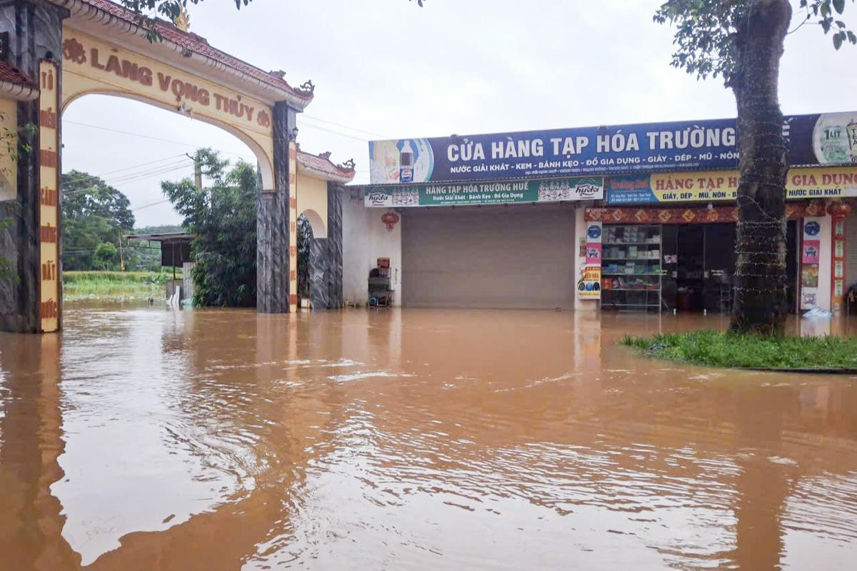 Tại thôn Vọng Thủy (xã Kim Tân), theo ghi nhận, cũng có hàng trăm hộ dân bị ngập sâu trong nước. Ảnh: Đình Minh