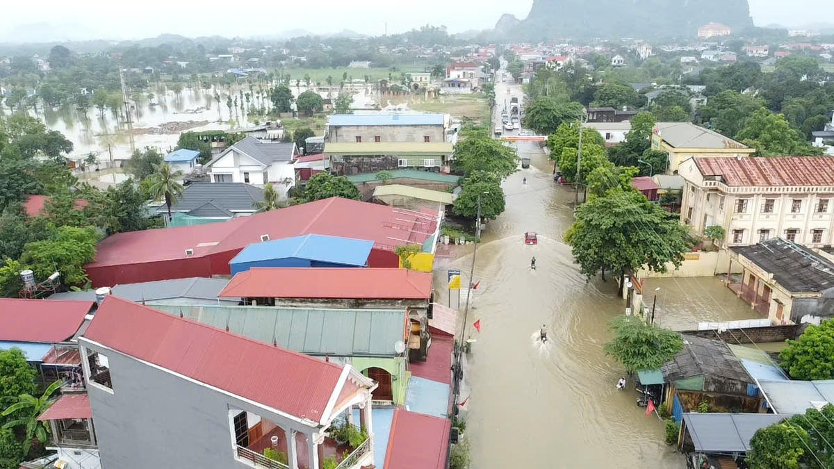 Tuyến đường Núi Voi ngập trắng, lực lượng chức năng tục trực tại hiện trường ngăn không cho xe máy đi lại. Ảnh: Toán Nguyễn.