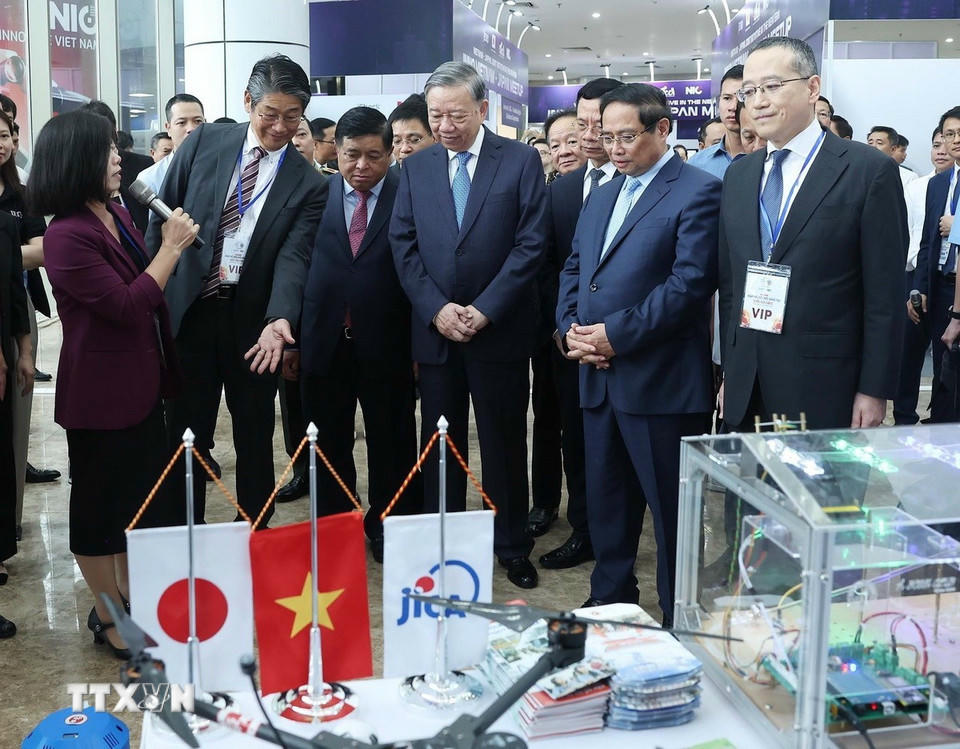 Tổng Bí thư Tô Lâm, Thủ tướng Phạm Minh Chính và các đại biểu tham quan triển lãm. (Ảnh: Thống Nhất/TTXVN)