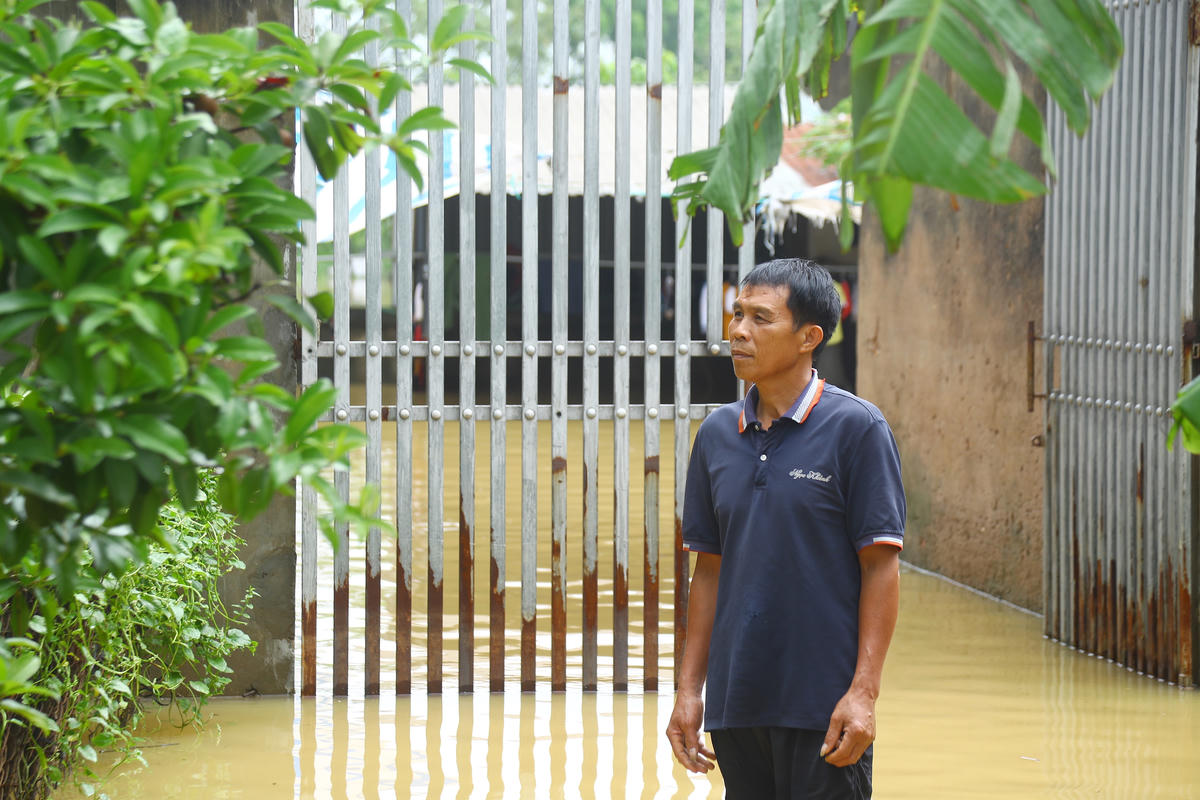 Đứng nhìn căn nhà bị nước dâng cao gần 1m, ông Nguyễn Văn Quay trú tại xã Trần Phú, Hà Nội cho biết, do mưa lớn kéo dài vì ảnh hưởng bởi bão số 10, ngày 30/9 nước sông Bùi dâng cao, tràn vào nhà ông cao gần 1m.