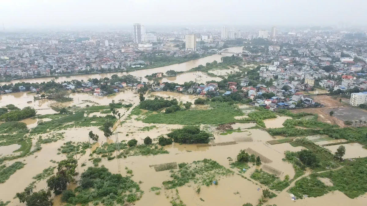 Cả một vùng đất thuộc phường Linh Sơn, giáp với sông Cầu bị ngập nặng từ tối ngày 30/9. Ảnh: Toán Nguyễn.