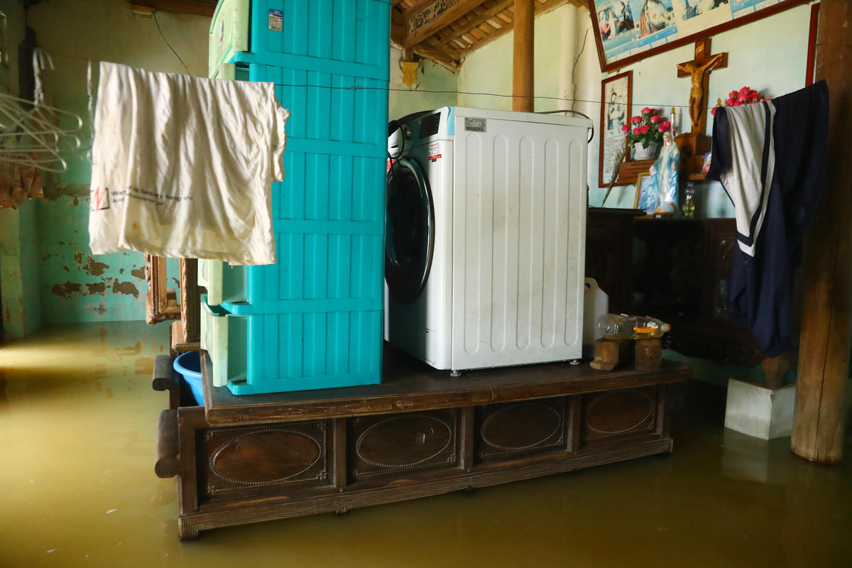 "Nước tràn vào nhà, khiến cuộc sống gia đình tôi bị đảo lộn, rất khó khăn", ông Quay nói.