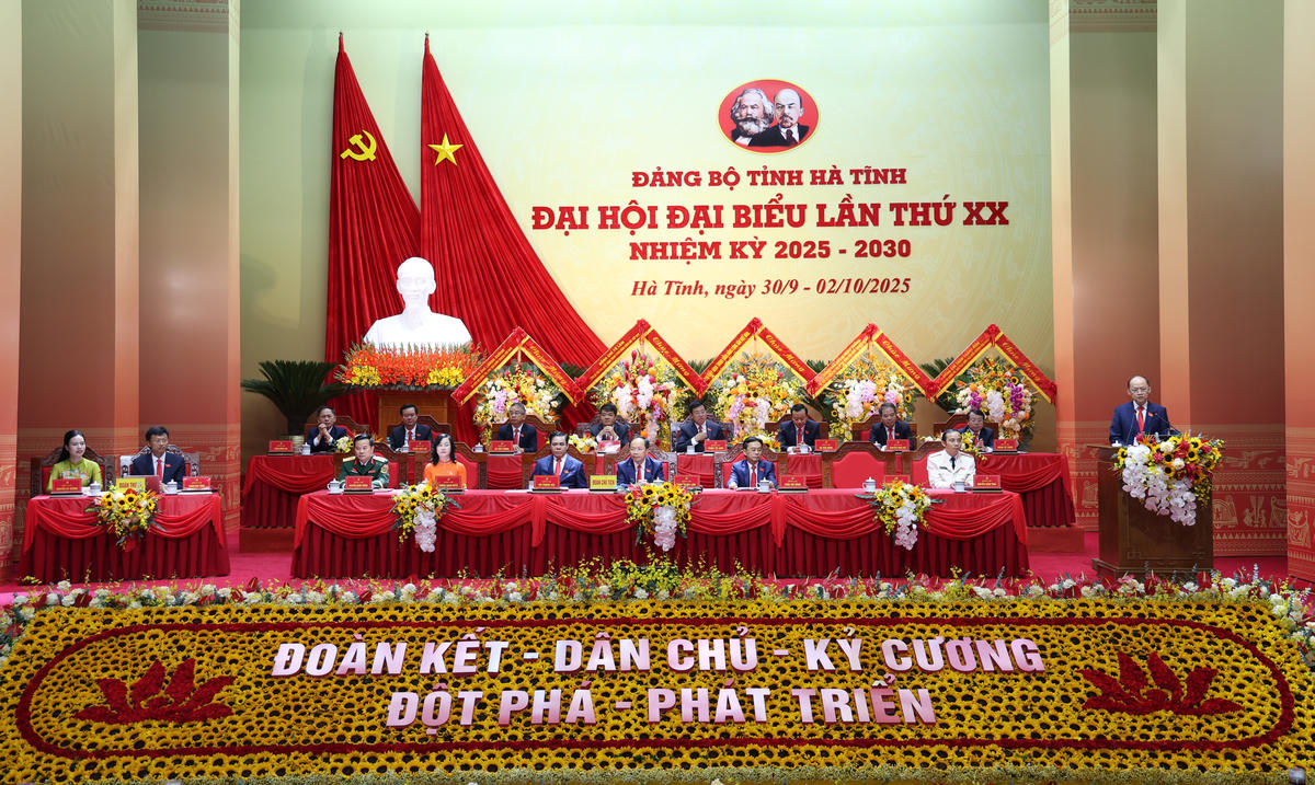 Đoàn Chủ tịch Đại hội Đại biểu Đảng bộ tỉnh Hà Tĩnh. Ảnh: HN.