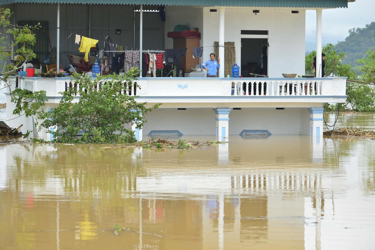 Theo ghi nhận, tại các khu dân cư ven sông Bưởi, mực nước ngập rất cao, từ 2 - 5m. Trong ảnh là một hộ dân xã Kim Tân bị ngập gần hết tầng 1. Ảnh: Đình Minh