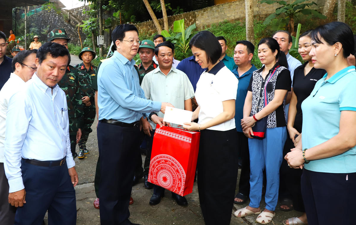 Phó Thủ tướng Mai Văn Chính tặng quà cho nhà trường. Ảnh: Q.C.