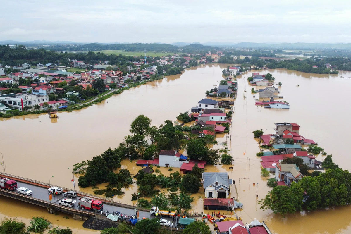Để ứng phó, chính quyền địa phương đã khẩn trương sơ tán 1.865 hộ với 7.685 nhân khẩu đến nơi an toàn. Ảnh: Đình Minh