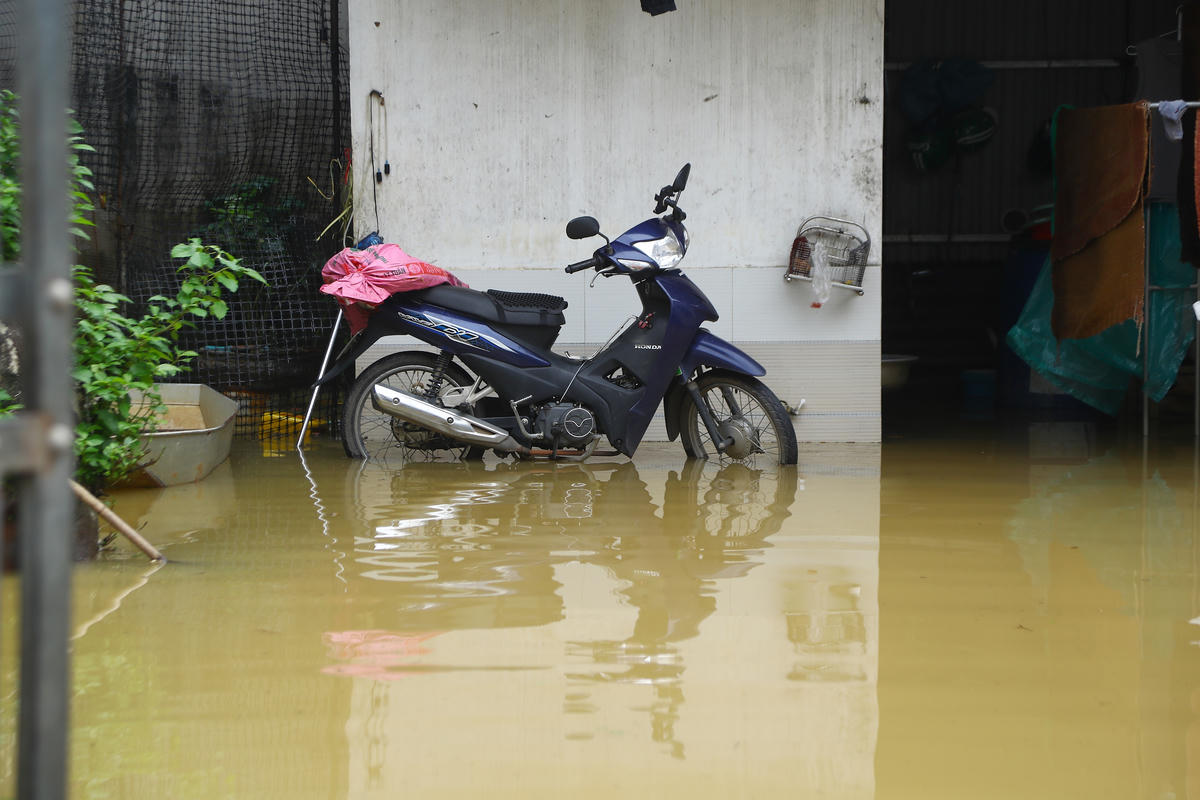 Dù chiếc xe máy đã được kê cao nhưng vẫn không tránh khỏi việc ngập nước.