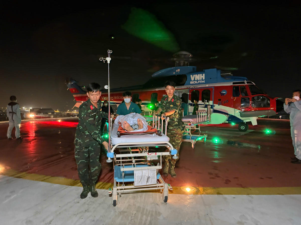 Ba bệnh nhân nặng từ Trường Sa về đất liền điều trị. Ảnh: BV