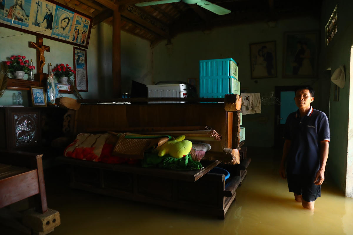 "Hiện nay gia đình tôi đã sơ tán các con ra khỏi vùng ngập để đảm bảo an toàn. Các vật dụng trong nhà cũng được kê cao, để tránh thiệt hại", ông Quay chia sẻ.