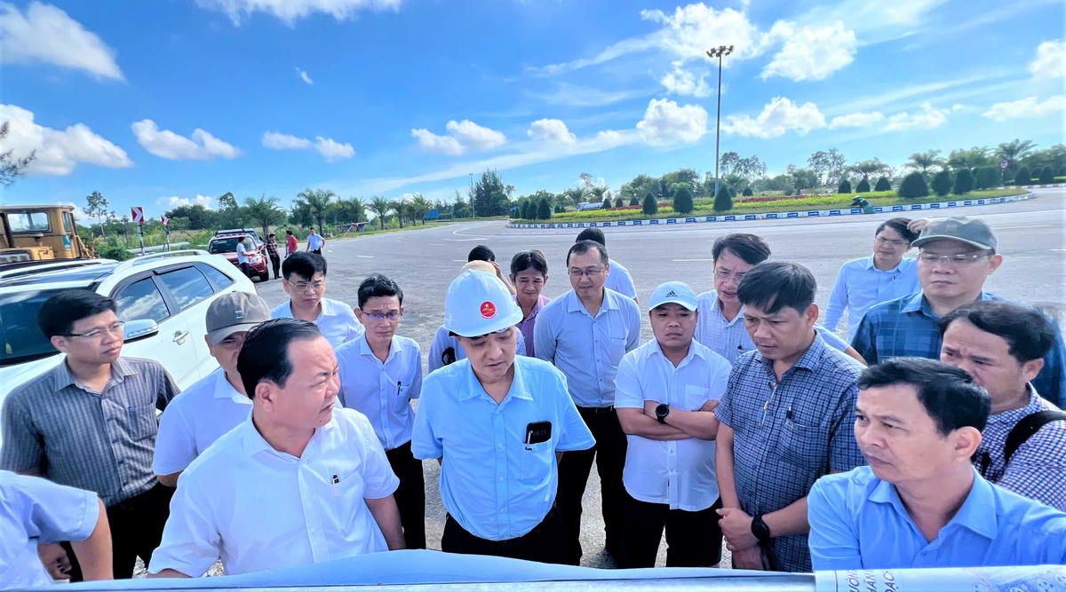 Ông Lê Quang Nam, Phó Chủ tịch
UBND TP Đà Nẵng (ở giữa) kiểm tra các Dự án ở Khu kinh tế mở Chu Lai. Ảnh: CV.