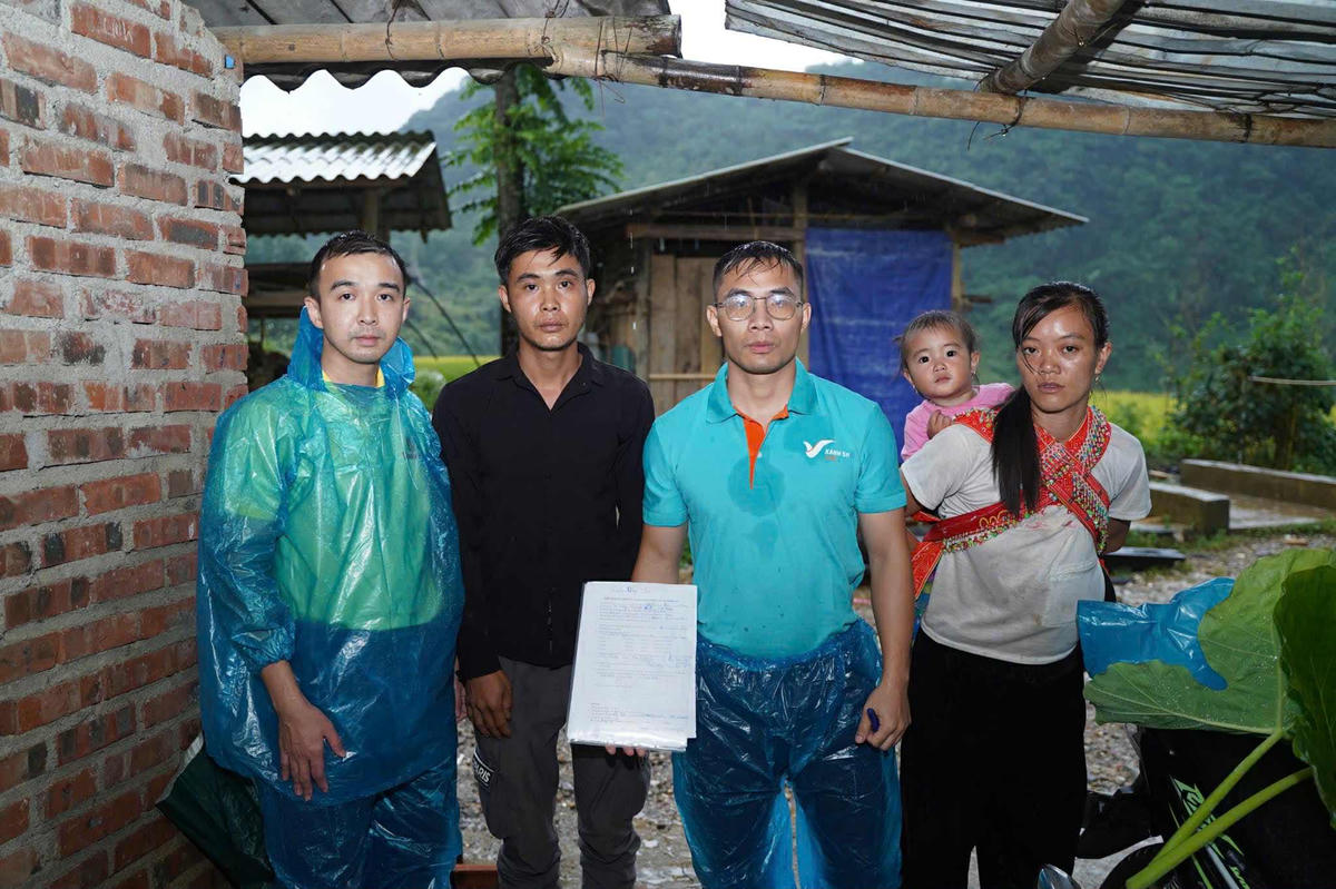 Nhân viên Tập đoàn Vingroup đồng hành cứu trợ đồng bào sau bão Yagi.