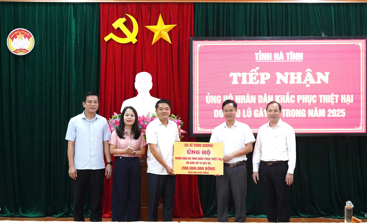 Ca sĩ Tùng Dương cũng gửi tặng 200 triệu đồng. Ảnh: HN.