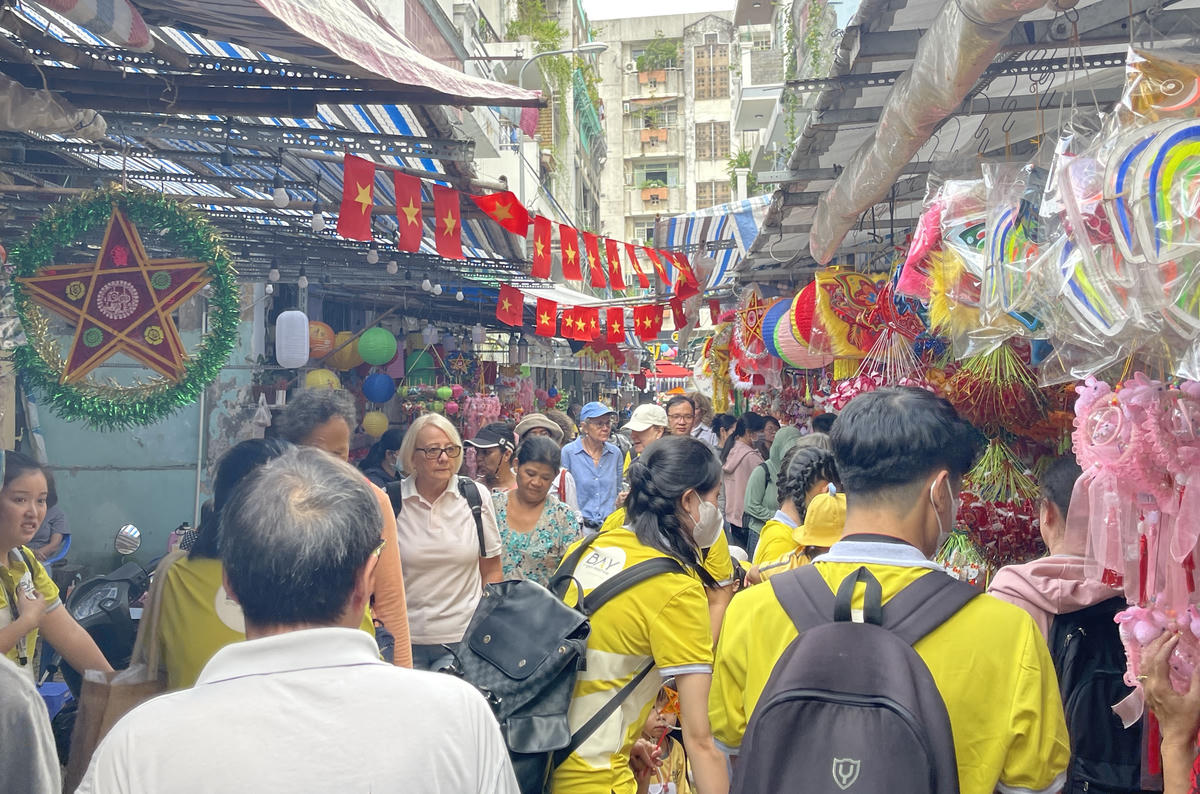 Hàng trăm người tìm tới phố lồng đèn Lương Nhữ Học dịp tết Trung thu. Ảnh: Đ.X.