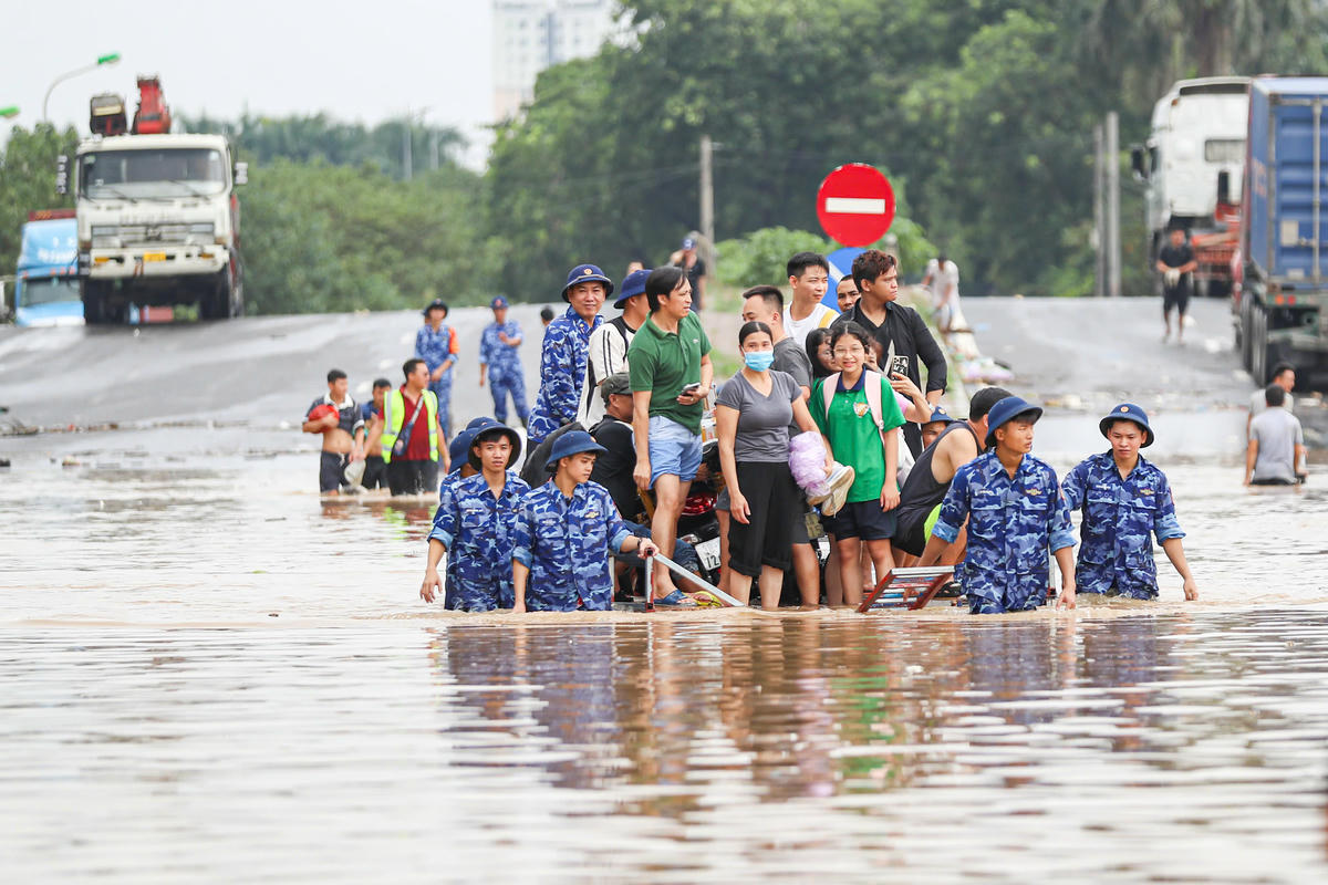 Đại diện lực lượng Cảnh sát biển cho hay, đây là một nhiệm vụ cũng như trách nhiệm của quân đội khi nhân dân gặp khó khăn cần giúp đỡ