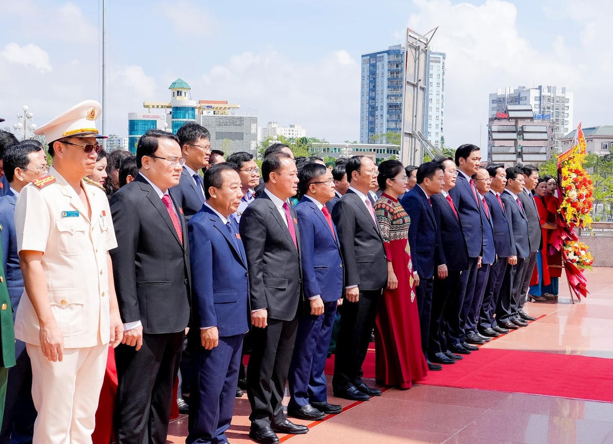 Trước giờ diễn ra Đại hội đại biểu Đảng bộ tỉnh Nghệ An lần thứ XX, nhiệm kỳ 2025-2030, đoàn đại biểu Ban Chấp hành Đảng bộ tỉnh khóa XIX và trưởng các đoàn đại biểu tổ chức dâng hoa, báo công trước tượng đài Bác Hồ tại Quảng trường Hồ Chí Minh. Ảnh: PB