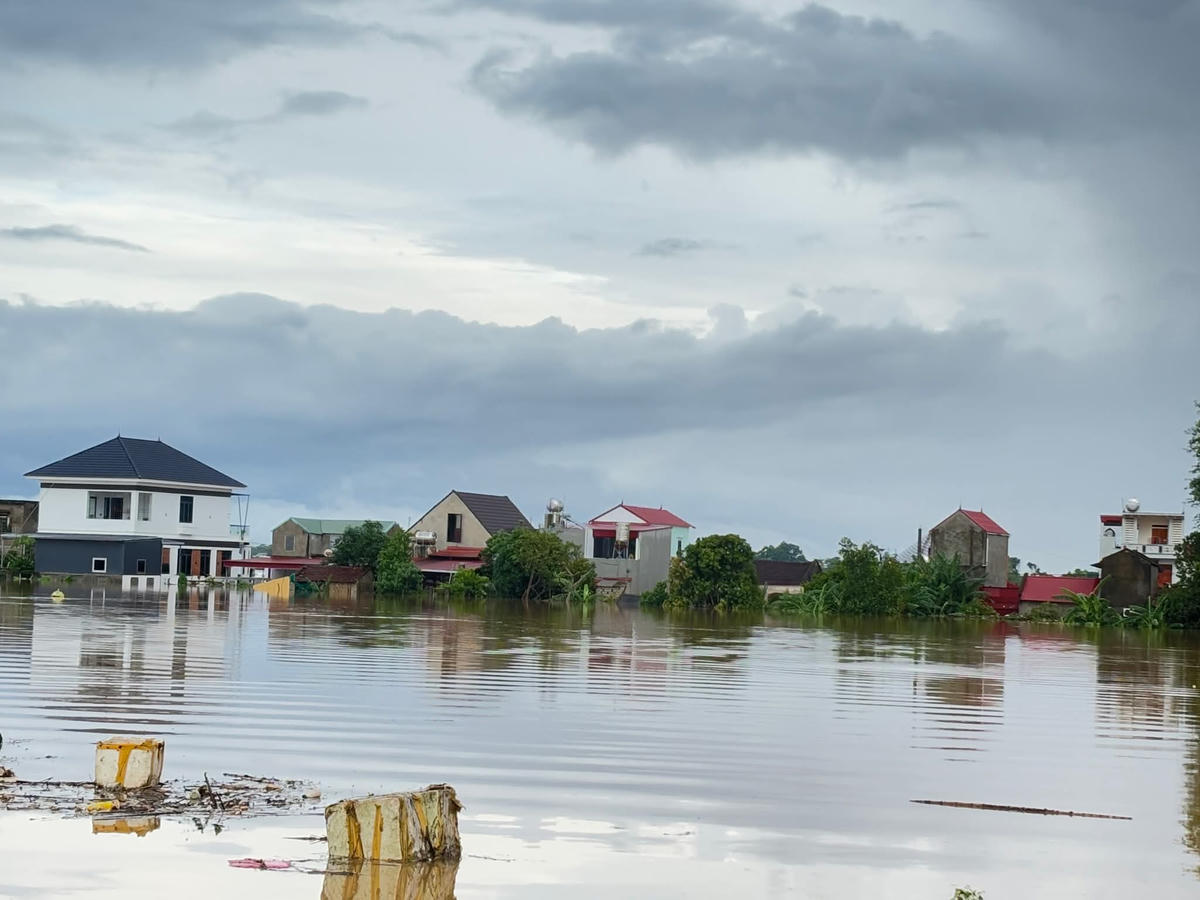 Mực nước trên sông Bưởi hiện đã vượt đỉnh lũ năm 2017. Ảnh chụp sáng 1/10