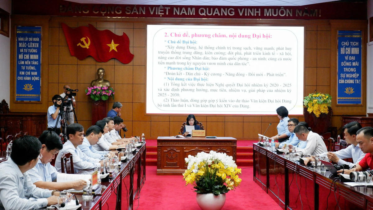 Ban tổ chức thông tin về Đại hội đại biểu Đảng bộ Tây Ninh lần thứ nhất. Ảnh H.H.